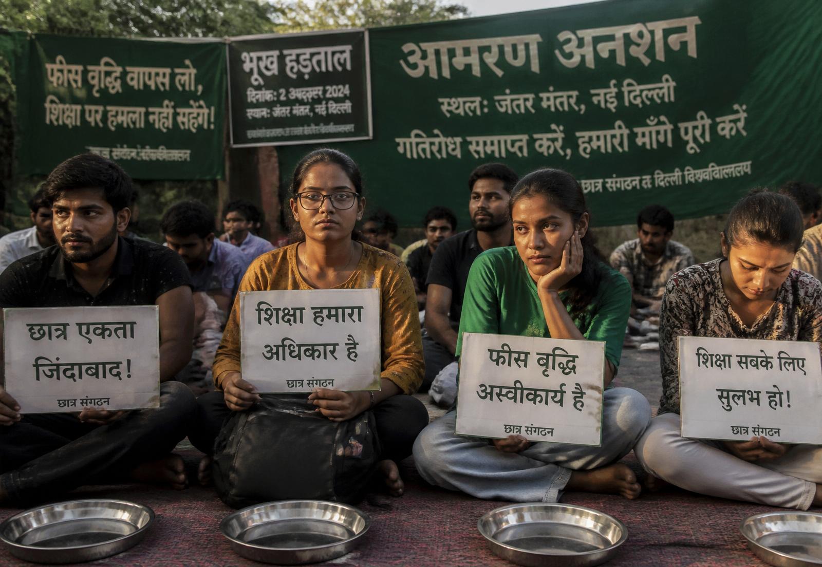 Jantar Mantar par bhookh hadtaal kar rahe chatra